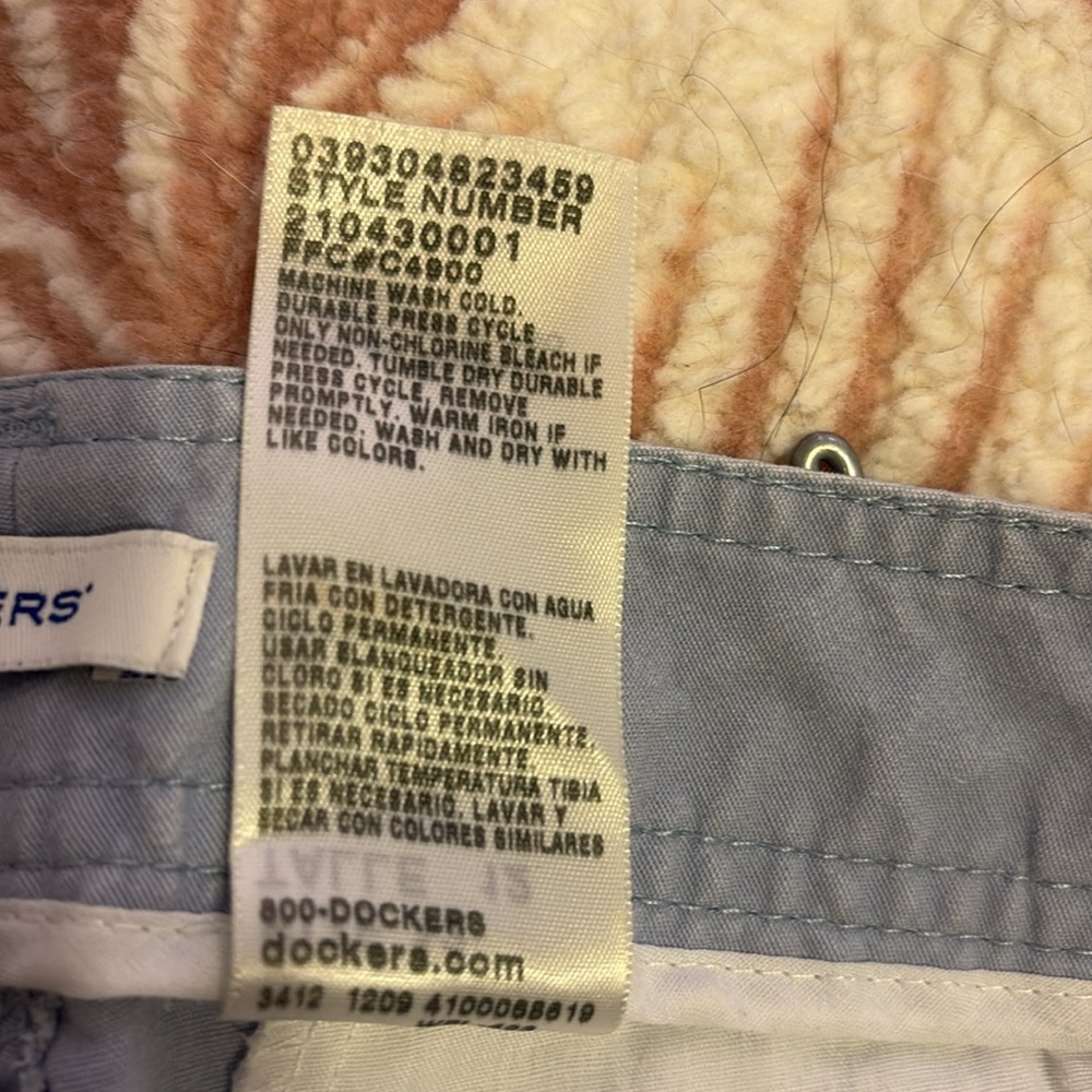 Dockers Light Blue Cargo Capri Pants. Size 12 - Picture 9 of 9